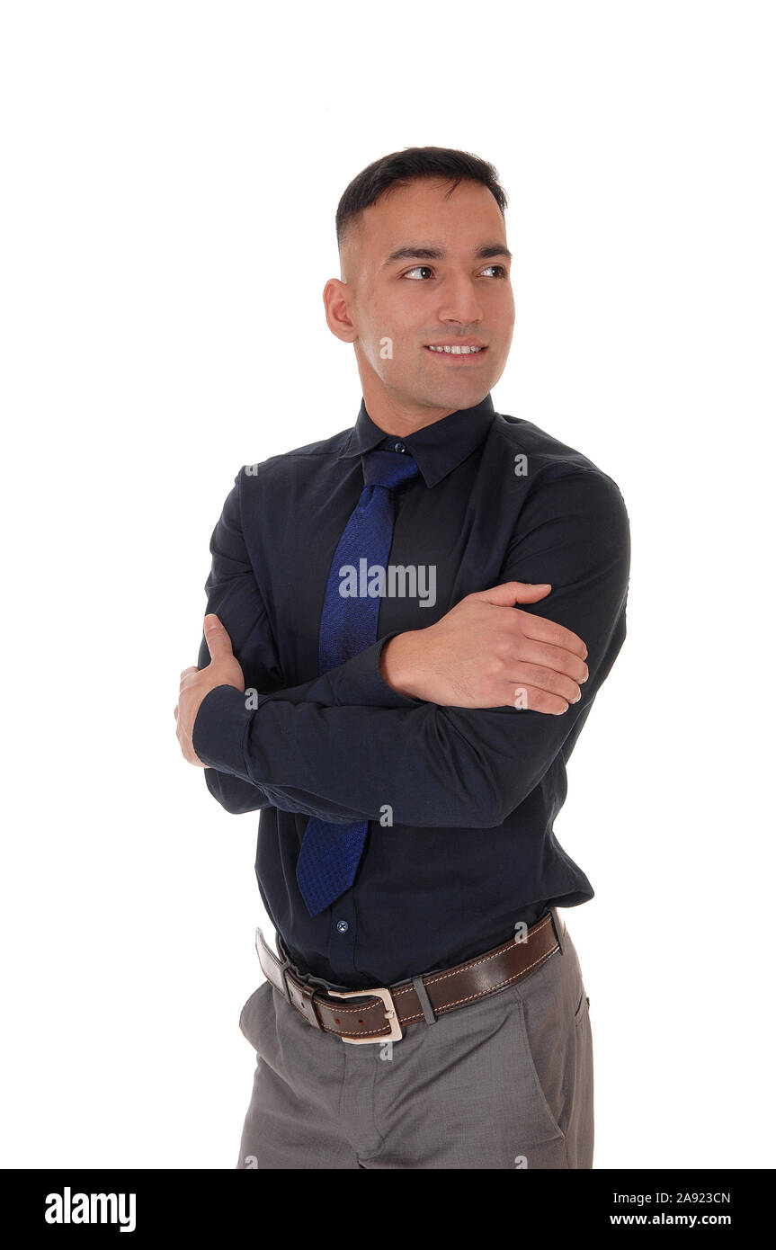 Ein schöner Osten indischen Geschäfts Mann im Studio auf weißem Hintergrund in ein schwarzes Hemd mit verschränkten Armen Stockfoto