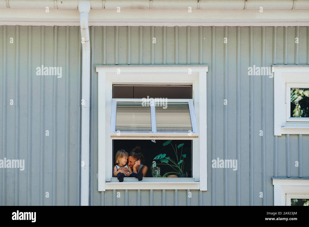 Mutter mit Tochter durch das Fenster gesehen Stockfoto