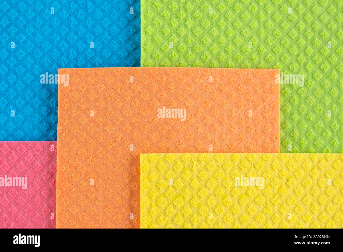 Textile von Rainbow Farbe. Quadratische Muster von farbenfrohen Stoffen. Abstract multicolor Textur Hintergrund. Kreative Gestaltung. Stockfoto