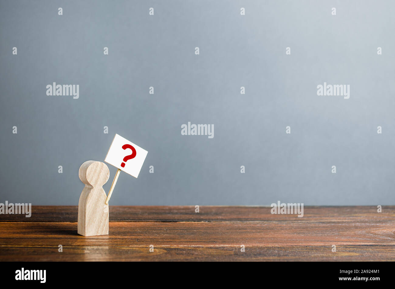 Man Figur mit einem Plakat und ein Fragezeichen. Fragen, auf die Suche nach der Wahrheit. Neugier, Wunsch, mehr zu lernen und zu verbessern. Rätsel, Geheimnis, in Stockfoto