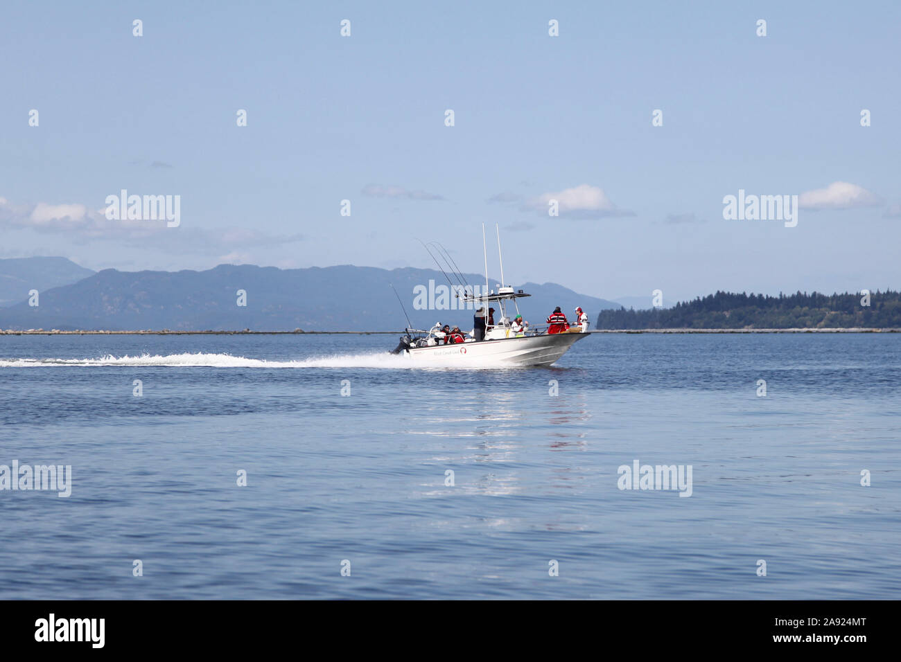 Ein Boston Whaler Vergnügen Fischerboot 'West Coast Girl' Geschwindigkeiten entlang der Campbell River, Vancouver, British Columbia, Kanada, 2016 mit Kopierraum Stockfoto