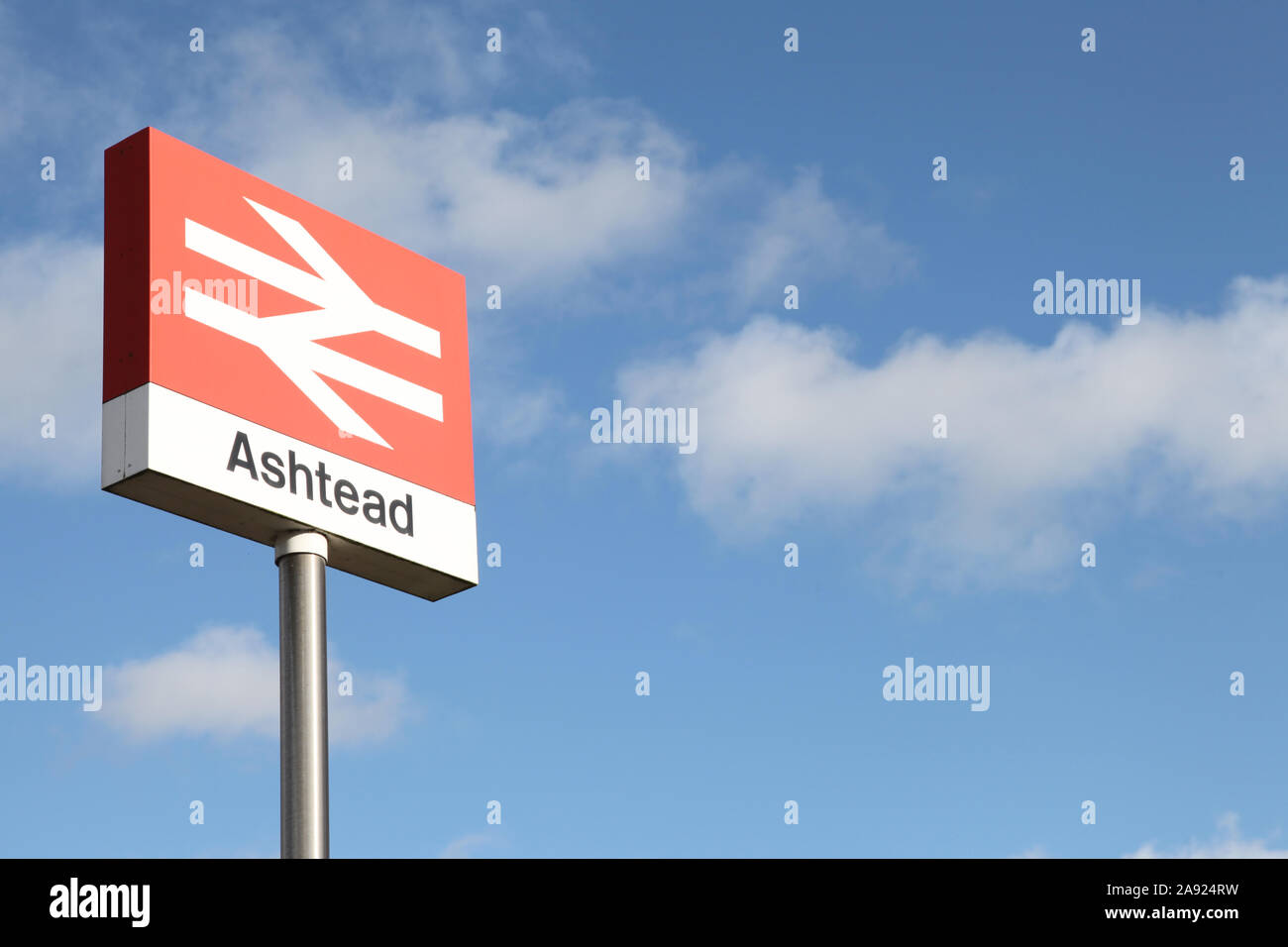 Ashtead Bahnhof Schild, Blick nach oben, Blue Sky, Herbst tagsüber 2019, SW-Züge mit Kopierraum Stockfoto