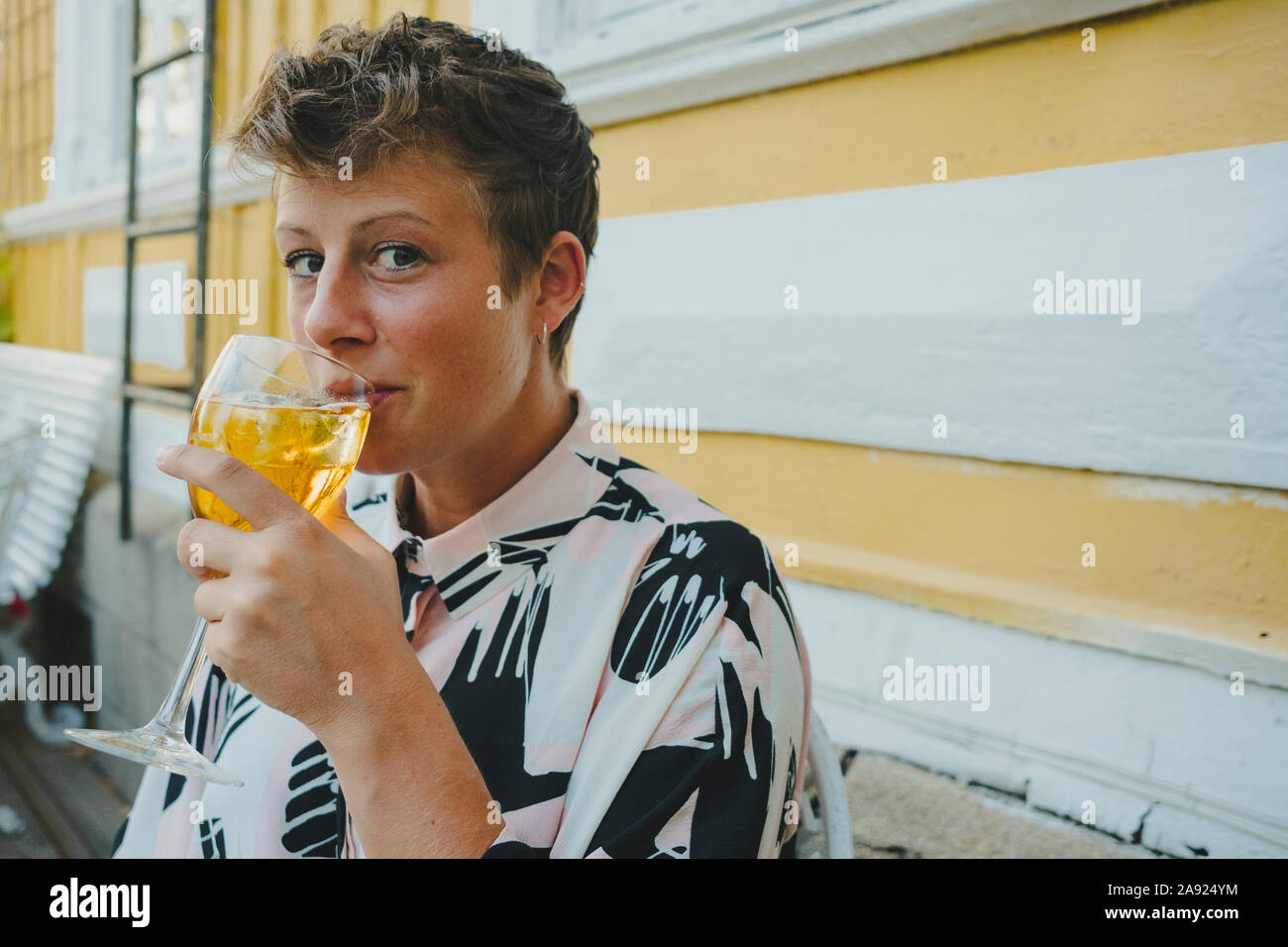 Frau mit Getränk Stockfoto