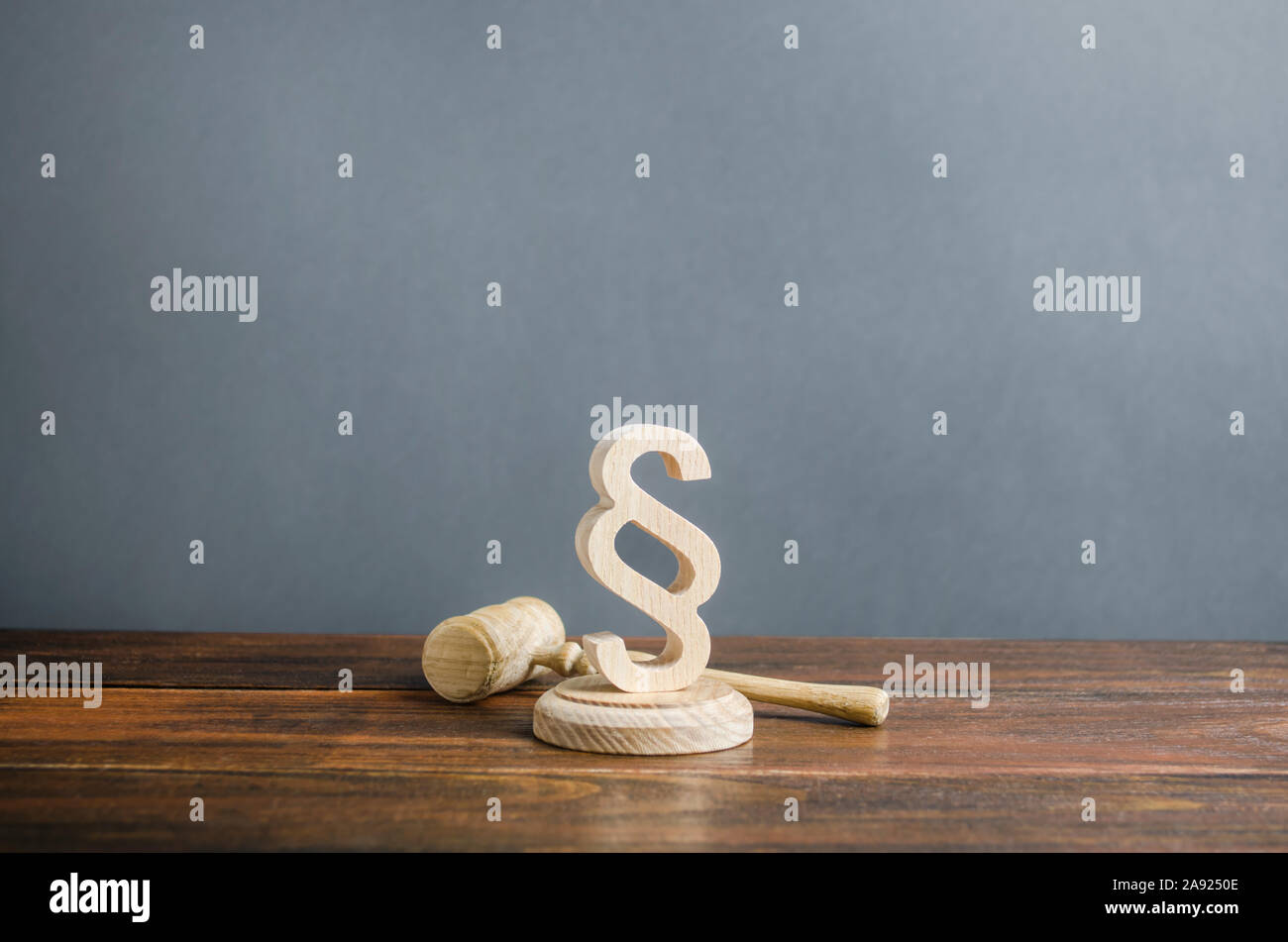 Absatz Figürchen und Judge's Hammer. Gerechtigkeit und Justiz Konzept. Rechtshilfe, die Dienstleistungen der Rechtsanwälte. Die demokratischen Institutionen, Menschenrecht Stockfoto