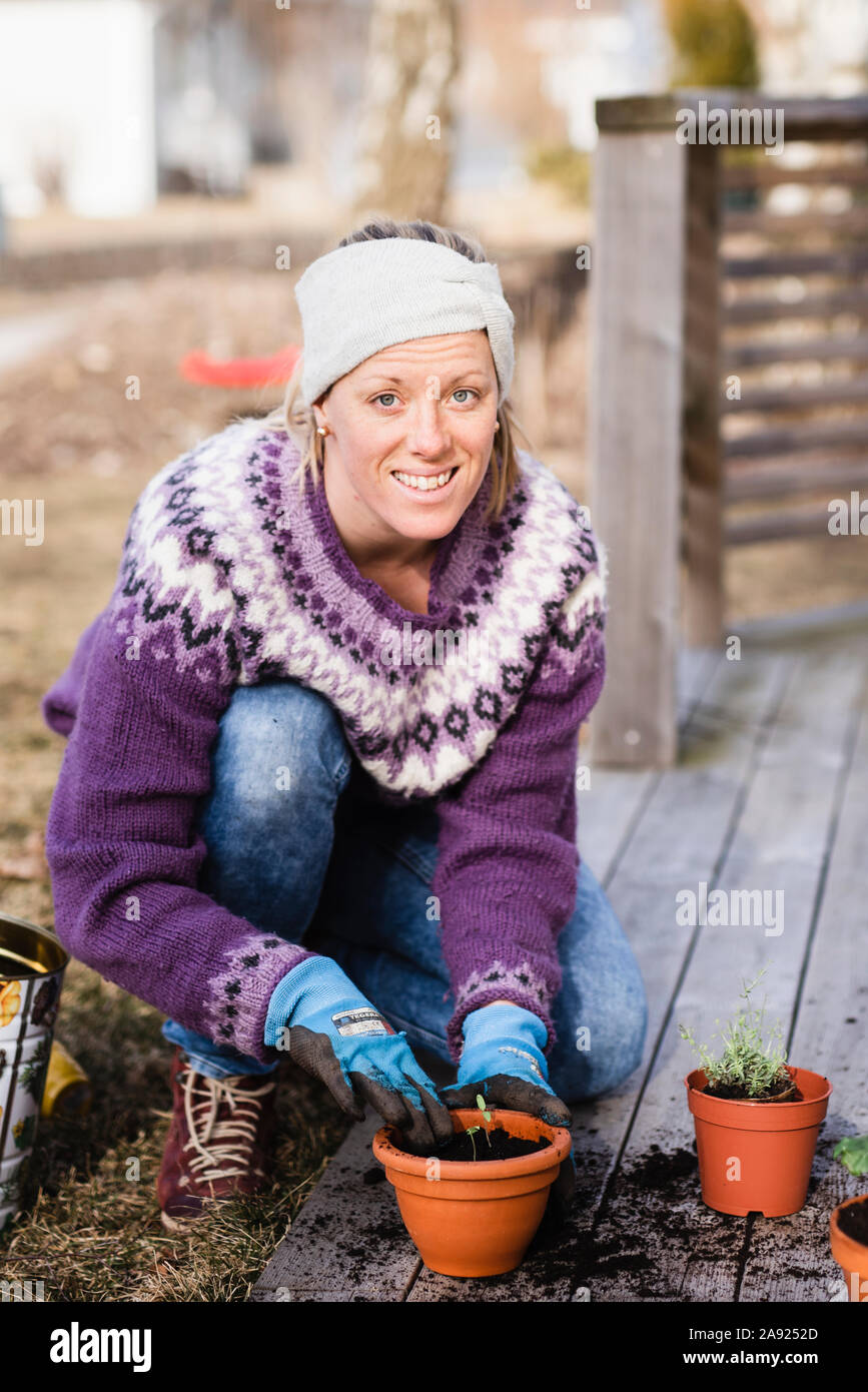 Frau Blumenerde Pflanze Stockfoto