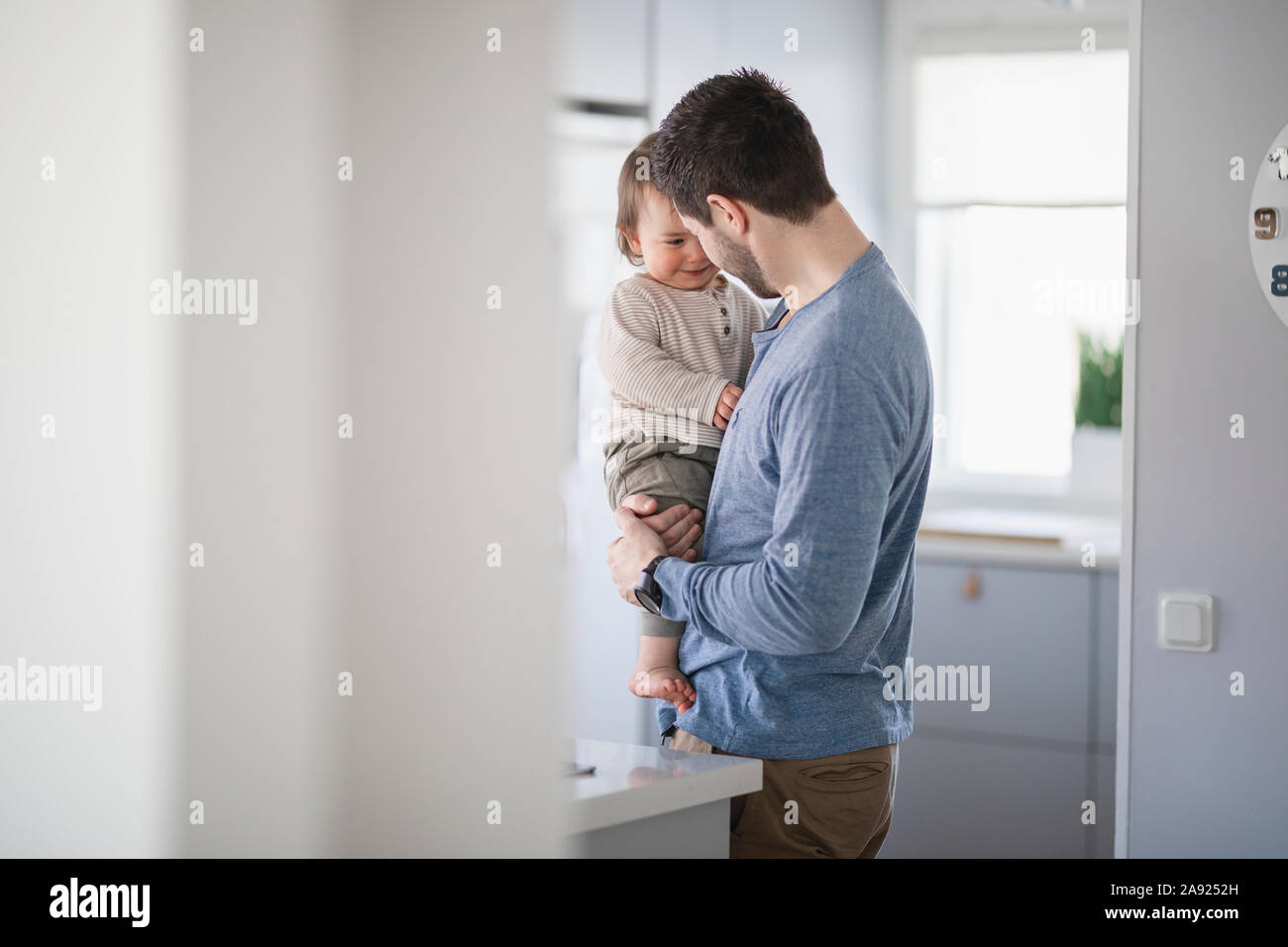 Vater mit Baby in der Küche Stockfoto