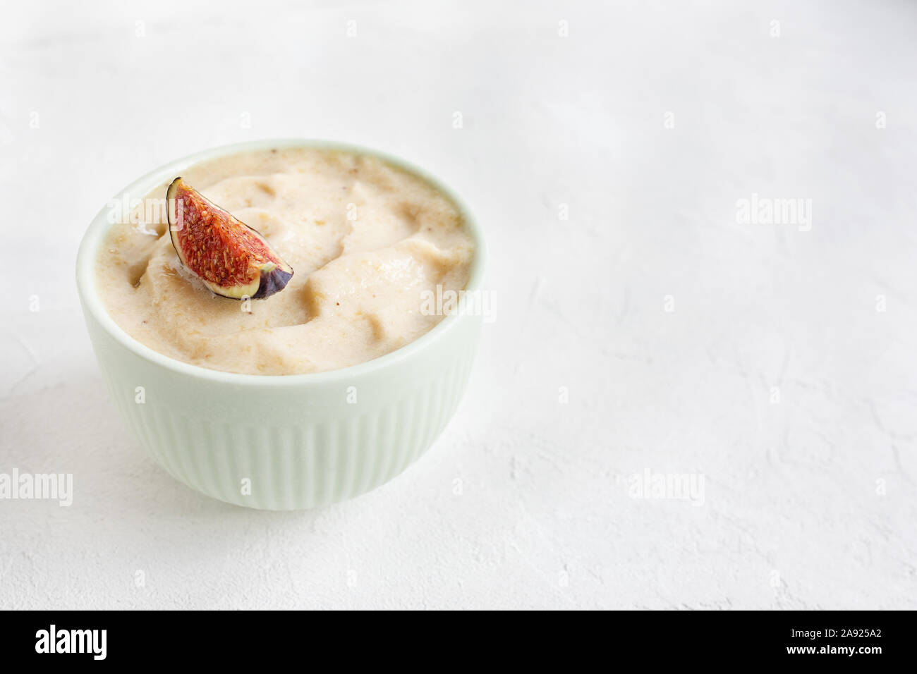 Vegan selbstgemachte Banane und Mango gelato Speiseeis. Stockfoto