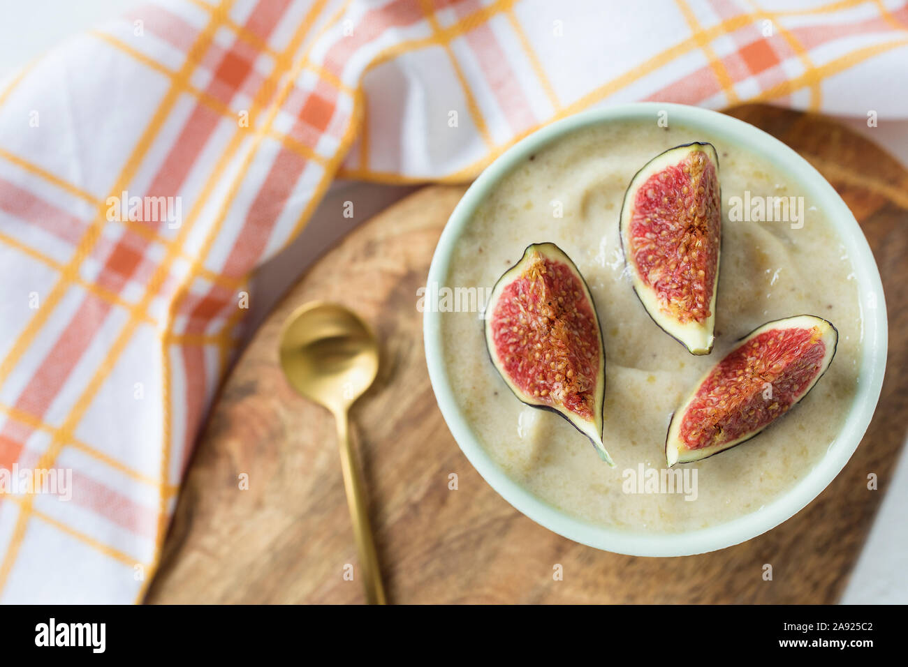 Vegan selbstgemachte Banane und Mango gelato Speiseeis. Stockfoto