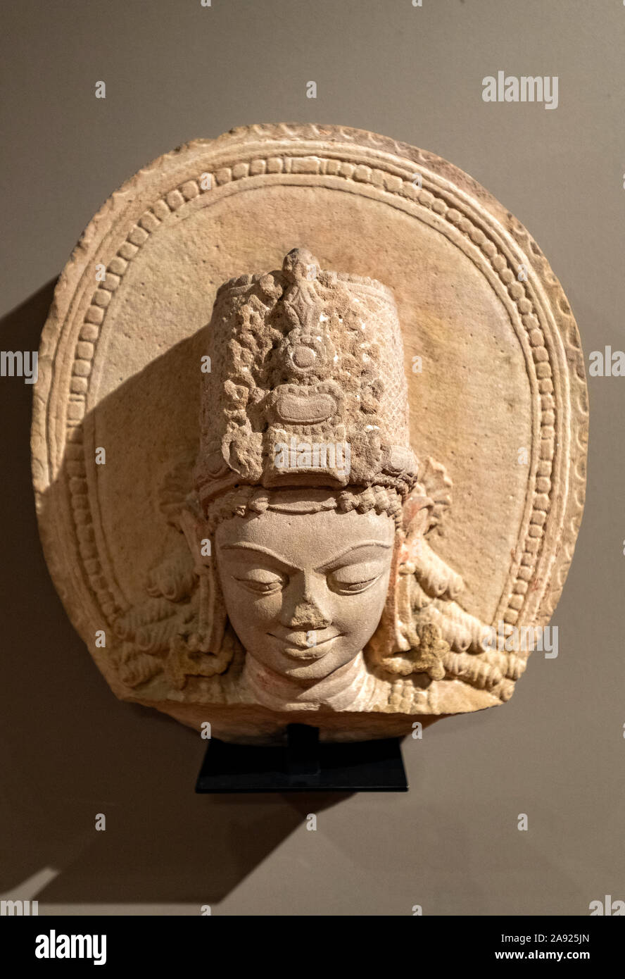 Italien Piemont Turin - mazzonis Palace - Mao Museum (Museo d'Arte Orientale) - Museum für orientalische Kunst - Leiter des Vishnu - der Indu Gott, dessen Funktion es ist, das Universum zu bewahren. Nordindien - 7. - 8. centuri A.D. Stockfoto Italien Piemont Turin - mazzonis Palace - Mao Museum (Museo d'Arte Orientale) - Museum für orientalische Kunst - Leiter des Vishnu - der Indu Gott, dessen Funktion es ist, das Universum zu bewahren. Nordindien - 7. - 8. centuri A.D. Stockfoto