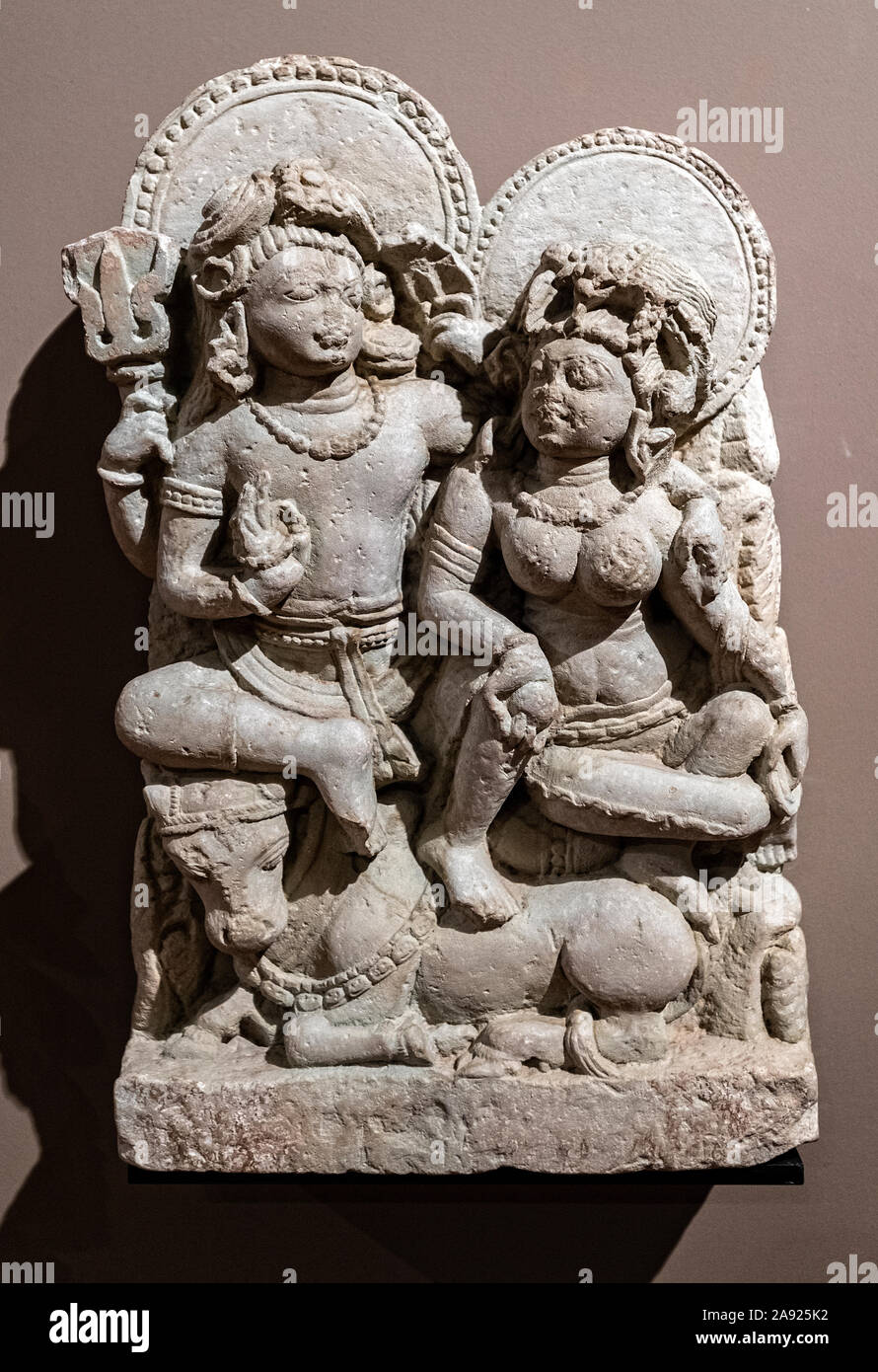 Italien Piemont Turin - mazzonis Palace - Mao Museum (Museo d'Arte Orientale) - Museum für orientalische Kunst - Uma Maheshvara - Shiva, der hinduistische Gott, dessen Funktion es ist, das Universum zu zerstören, mit seinem coonsort Parvati - Nord - West Indien (Rajasthan und Gujarat), 6. Jahrhundert n. Chr. Stockfoto Italien Piemont Turin - mazzonis Palace - Mao Museum (Museo d'Arte Orientale) - Museum für orientalische Kunst - Uma Maheshvara - Shiva, der hinduistische Gott, dessen Funktion es ist, das Universum zu zerstören, mit seinem coonsort Parvati - Nord - West Indien (Rajasthan und Gujarat), 6. Jahrhundert n. Chr. Stockfoto