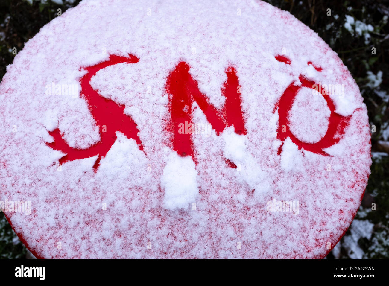 Wort Schnee geschrieben im Schnee Stockfoto