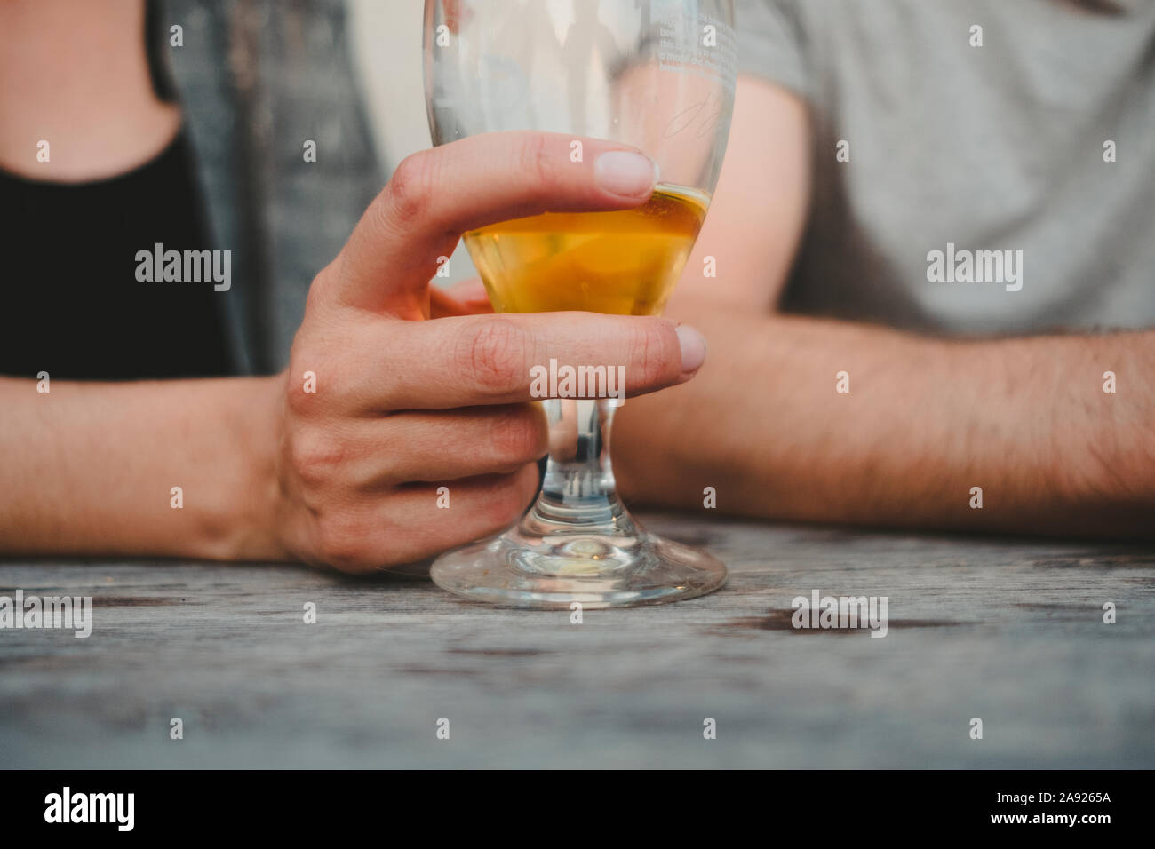 Womans hand Bier Glas Stockfoto