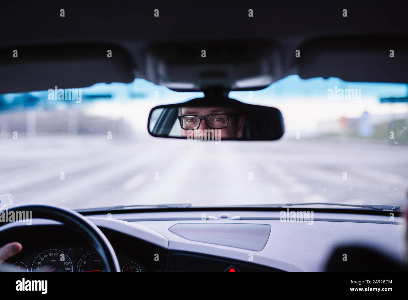 Mann im Rückspiegel reflektiert Stockfoto