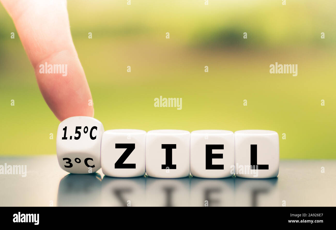 Symbol für eine Begrenzung der globalen Erwärmung. Hand einen Würfel und Änderungen der deutsche Ausdruck "3°C-Ziel' ('3°C limit' in englischer Sprache), um 1,5°C Ziel' (1,5 °C Li Stockfoto