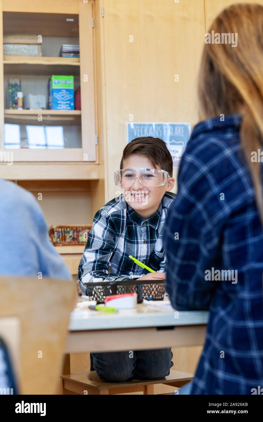 Junge im Klassenzimmer Stockfoto