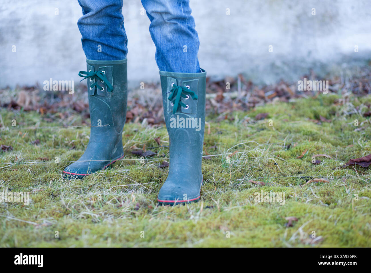 Person tragen Gummistiefel Stockfoto