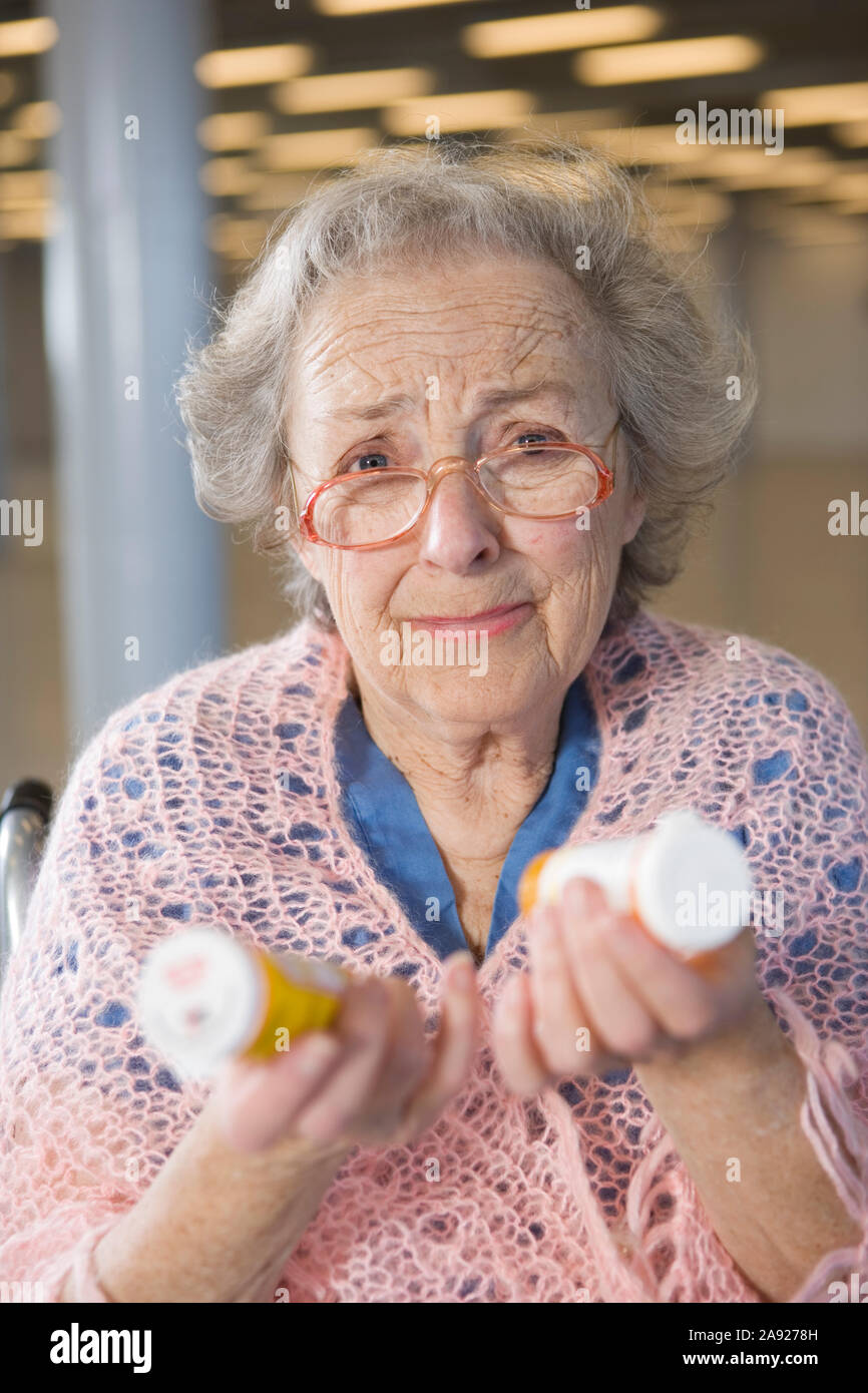 Blick auf eine ältere Frau Medikamente in den Händen halten. Stockfoto