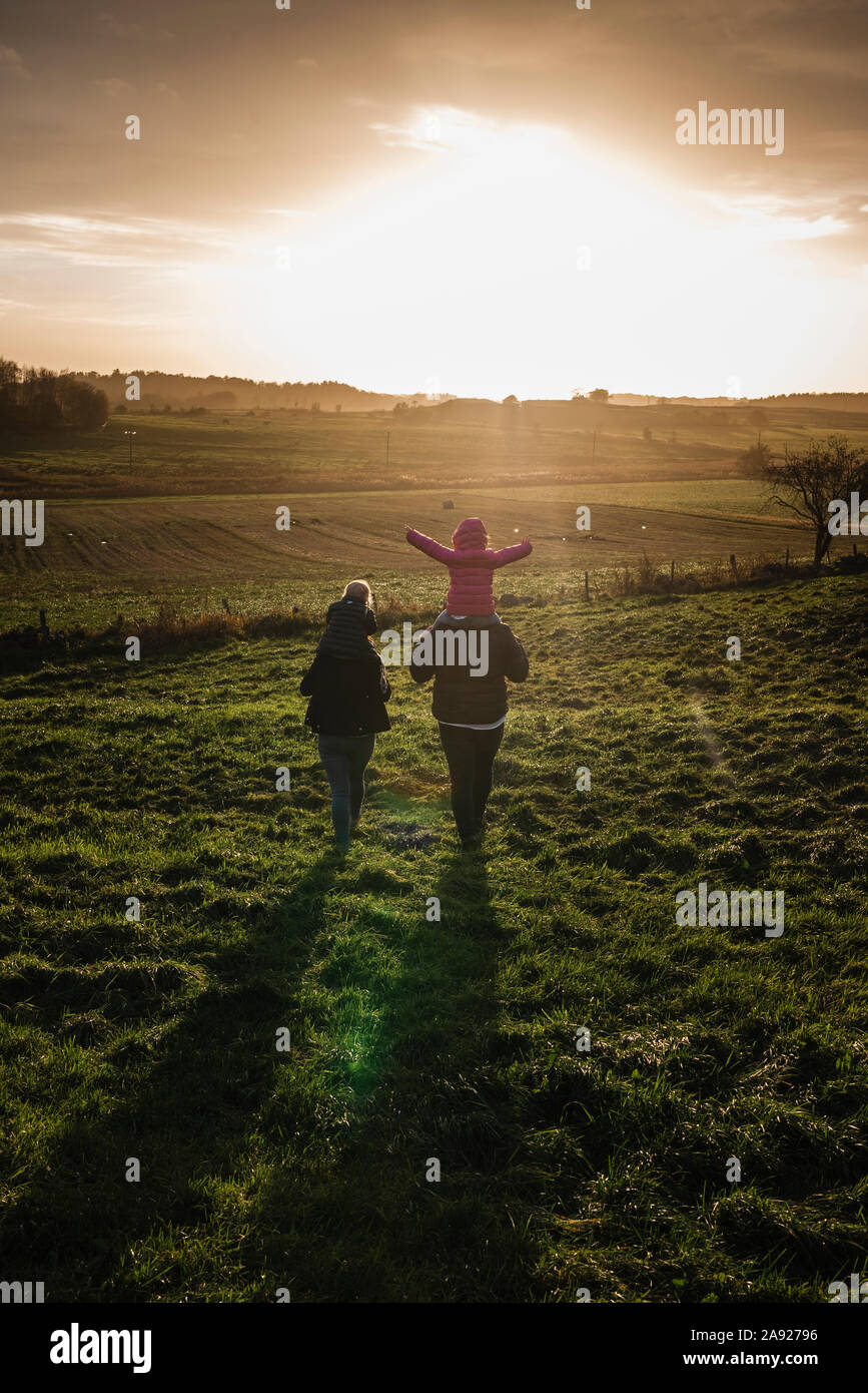 Eine Familie wandern zusammen bei Sonnenuntergang Stockfoto