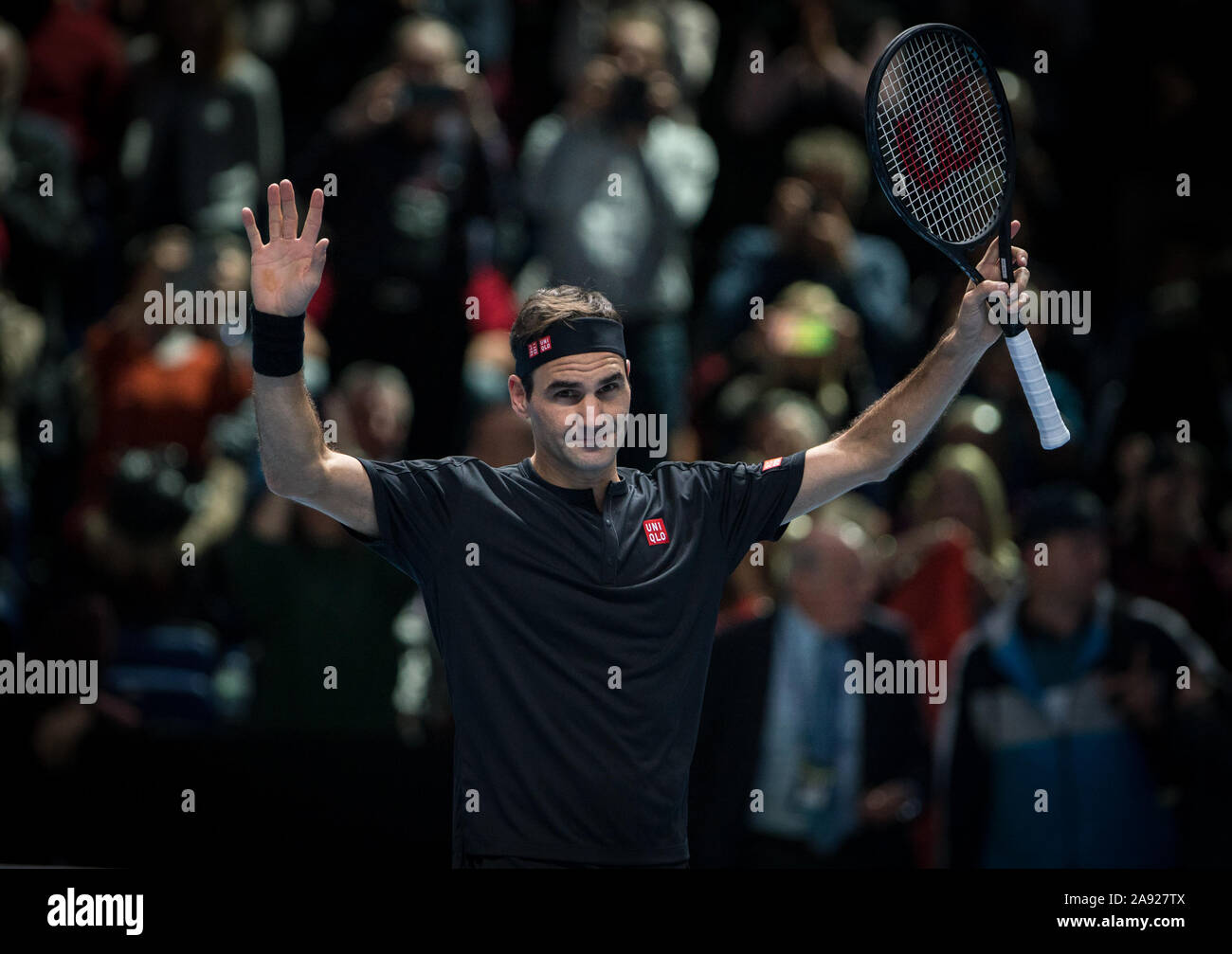 London, Großbritannien. 12 Nov, 2019. Roger Federer (Schweiz) feiert er in seinem zweiten Spiel der Round robin Gruppenphase gewinnen bei Tag 3 der Nitto ATP-Tennisturniers in London in der O2, London, England am 12. November 2019. Foto von Andy Rowland. Credit: PRiME Media Images/Alamy leben Nachrichten Stockfoto