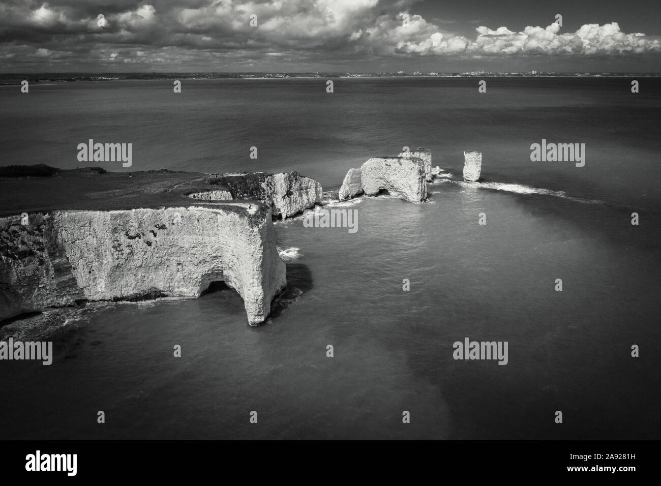 Luftdrone, monochromer Blick auf Die Alten Harry Rocks in Dorset, England Stockfoto