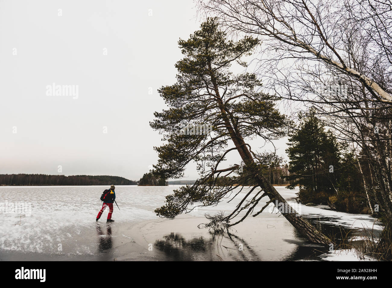 Ice Skater auf gefrorenem See Stockfoto