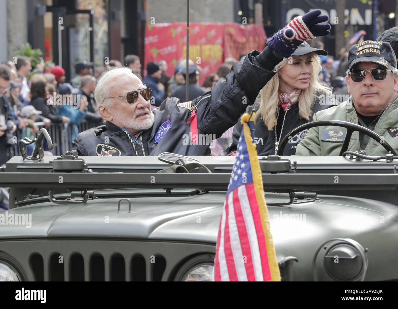 November 11, 2019, New York, NY, USA: Fifth Avenue, New York, USA, 11. November 2019 - Buzz Aldrin Astronaut der Apollo 11 zusammen mit Tausenden von Veteranen, die Polizei, die Feuerwehr und die Zuschauer feierten Veterans Day 2019 heute auf der Fifth Avenue in New York City. Foto: Luiz Rampelotto/EuropaNewswire.. PHOTO CREDIT OBLIGATORISCH. (Bild: © Luiz Rampelotto/ZUMA Draht) Stockfoto