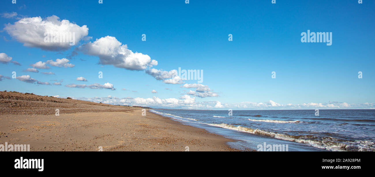 Wolken im blauen Himmel über der Küste Stockfoto