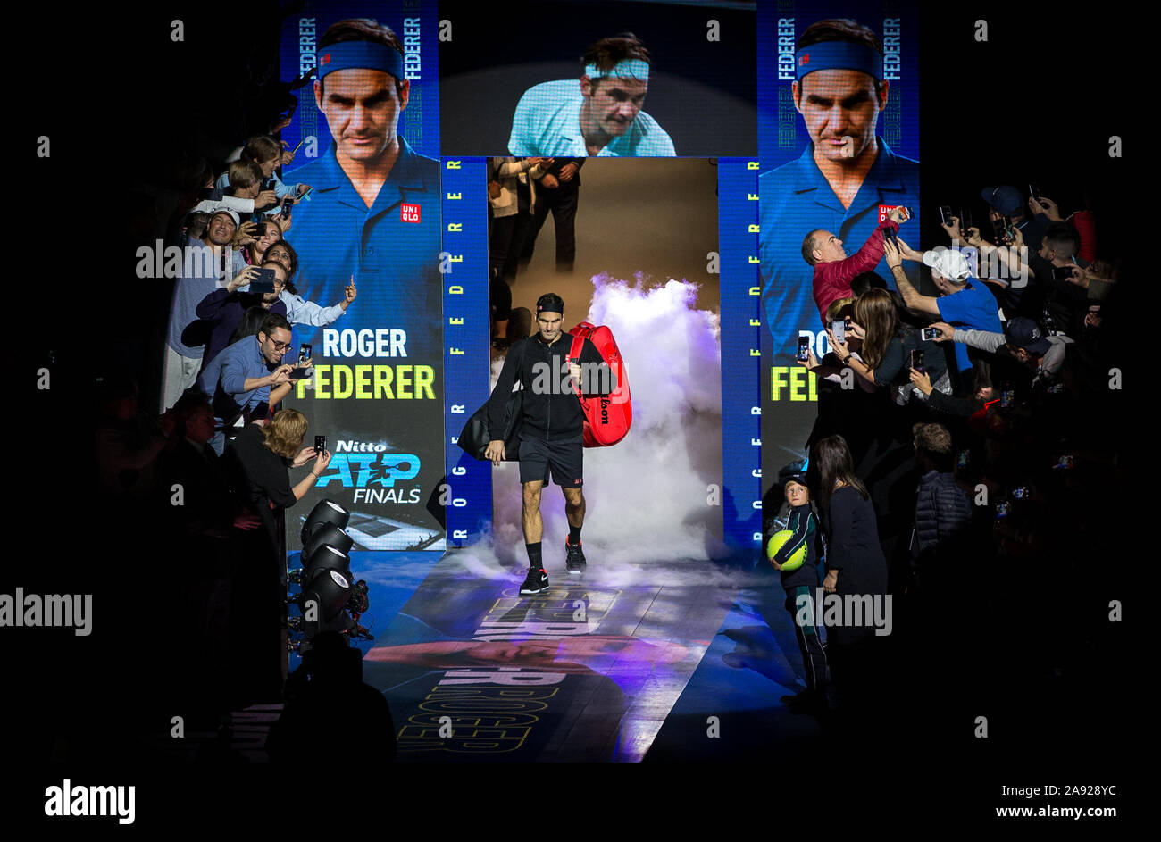 London, Großbritannien. 12 Nov, 2019. Roger Federer (Schweiz) vor seinem zweiten Round robin Match bei Tag 3 der Nitto ATP-Tennisturniers in London in der O2, London, England am 12. November 2019. Foto von Andy Rowland. Credit: PRiME Media Images/Alamy leben Nachrichten Stockfoto