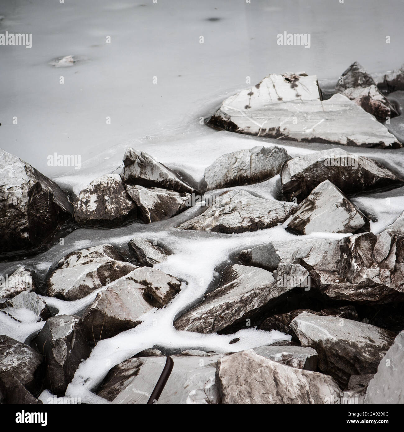 Eis und Marmor. Ein gefrorenes Wasser in einem alten, verlassenen Steinbruch kreative eine abstrakte grauer Hintergrund Textur. Stockfoto