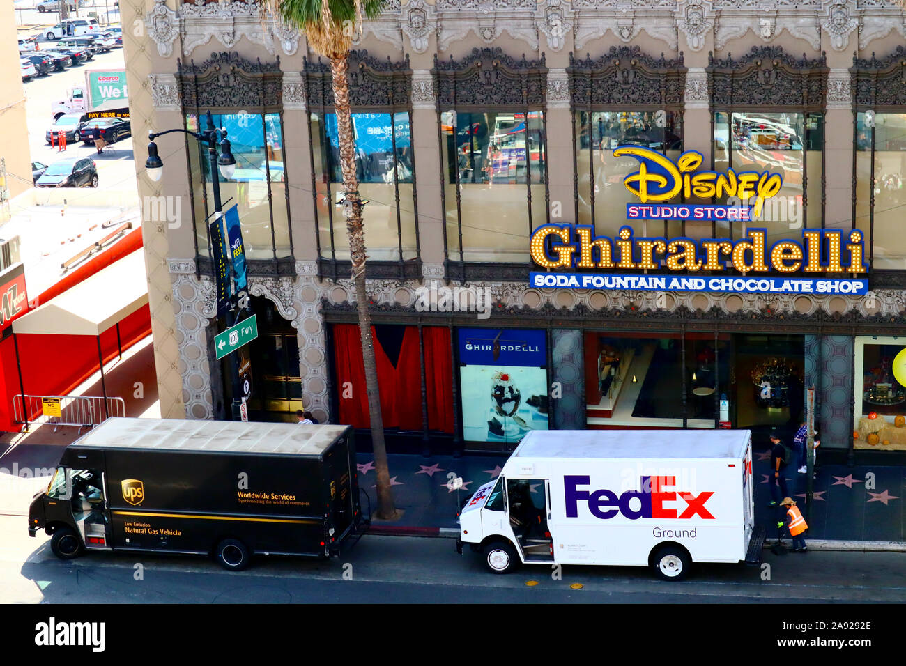 Hollywood, Kalifornien - Disney Studio Store&Ghirardelli Soda Fountain, FedEx und UPS LKW auf dem Hollywood Boulevard Walk of Fame Stockfoto