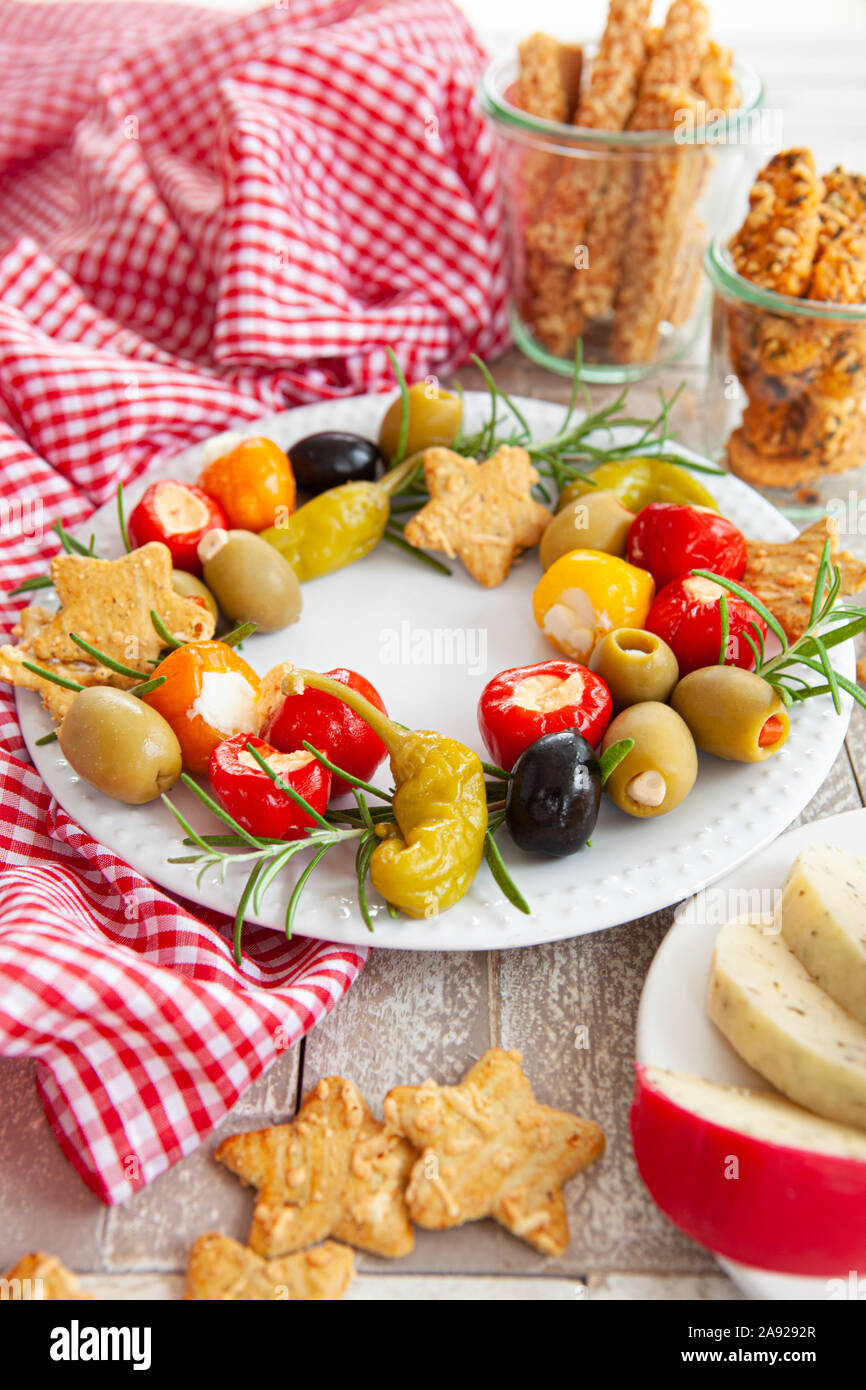 Farbenfrohes Antipasti, Käse und herzhafte Kekse für Weihnachten Stockfoto