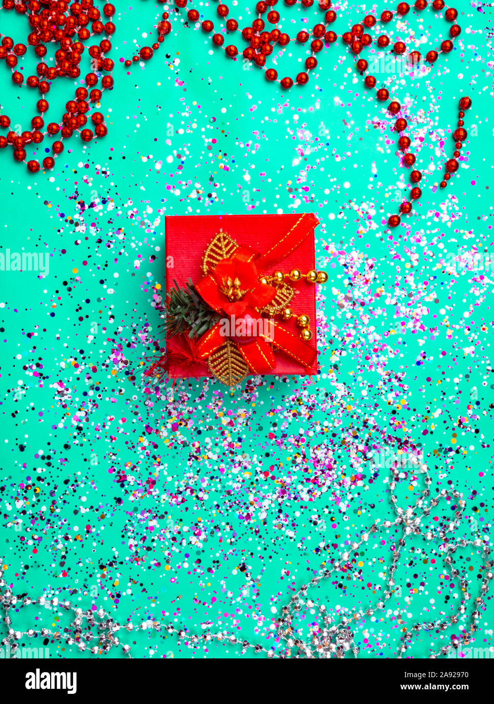 Roter Geschenkbox in trendigem mintgrün Farben Tönen. Flach Hintergrund.  Festliche Konzept Stockfotografie - Alamy