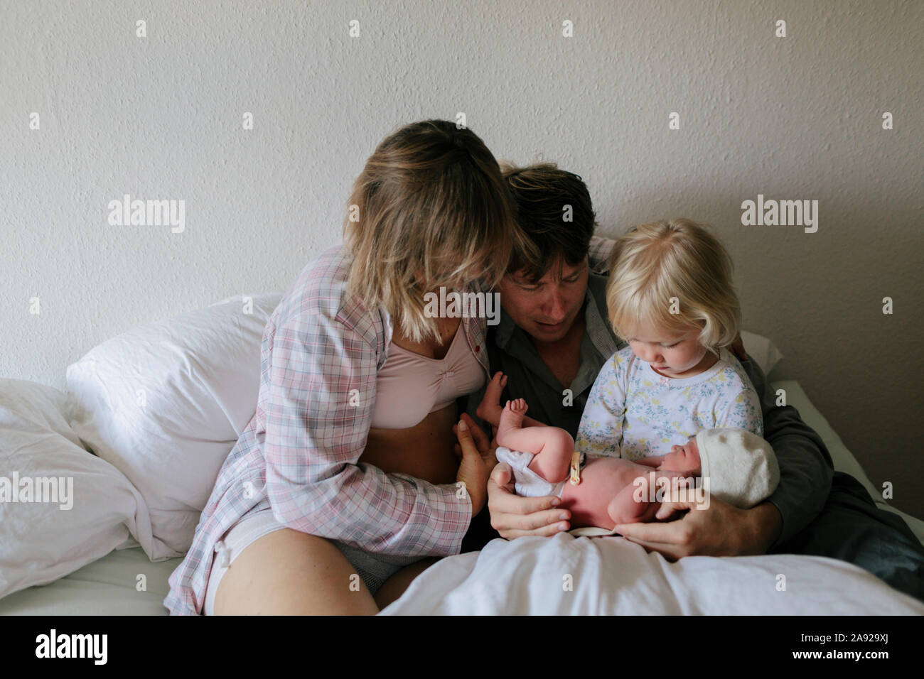Familie im Bett Stockfoto