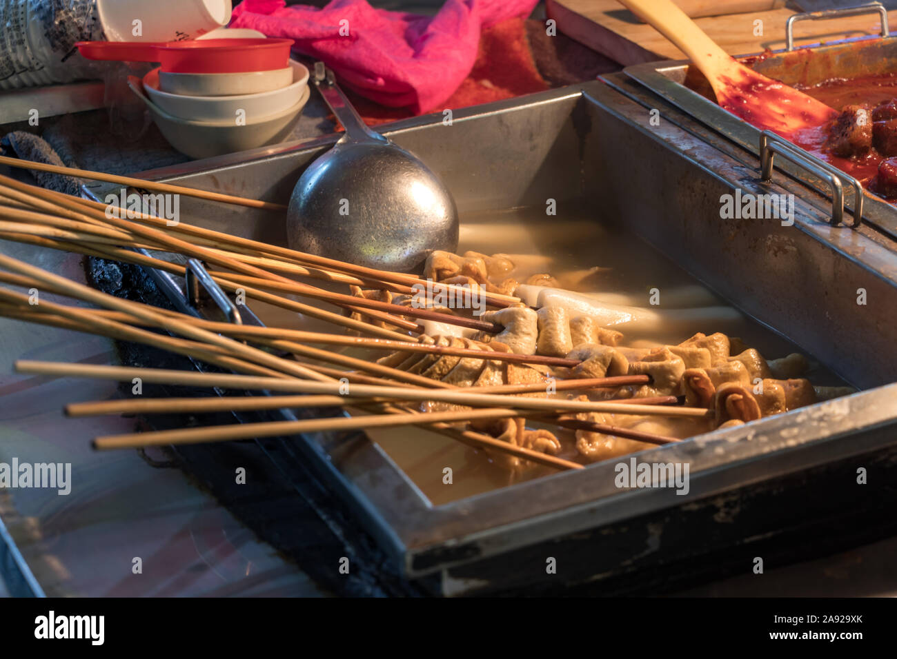 Koreanische Fischfrikadellen auf holzstäbchen an einer Straße foodn Markt in Busan, Korea Stockfoto