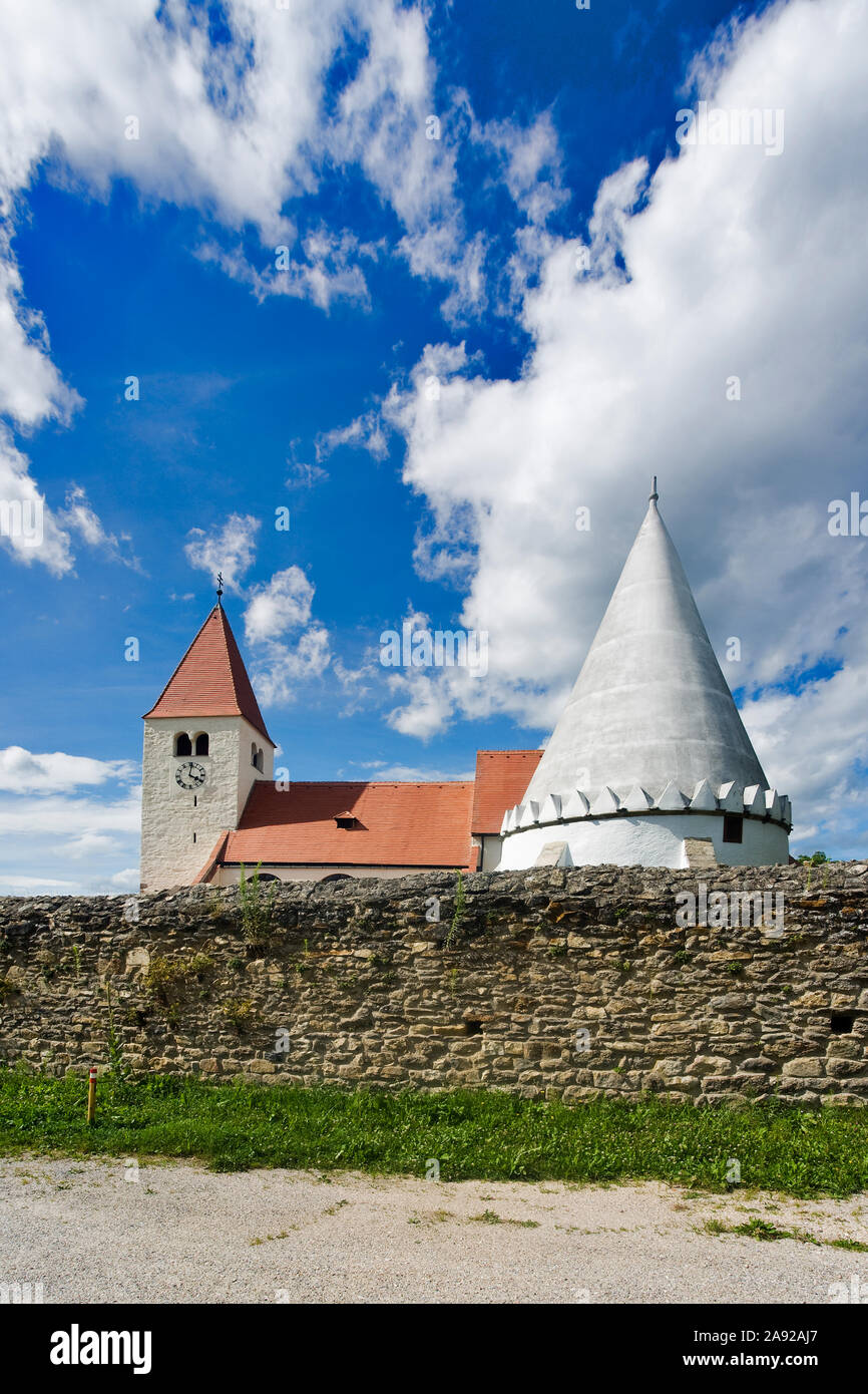 Kirche und Karner in Friedersbach, Zwettl, Waldviertel, Österreich Stockfoto