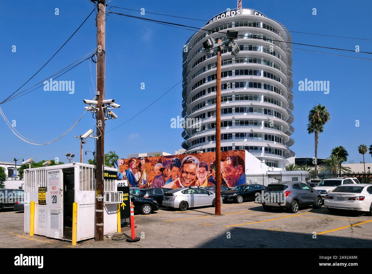 Wandmalerei mit Musikern vor dem Capitol Tower, Sitz der Gesellschaft von Capitol Records in Hollywood, Los Angeles, Kalifornien, USA Stockfoto