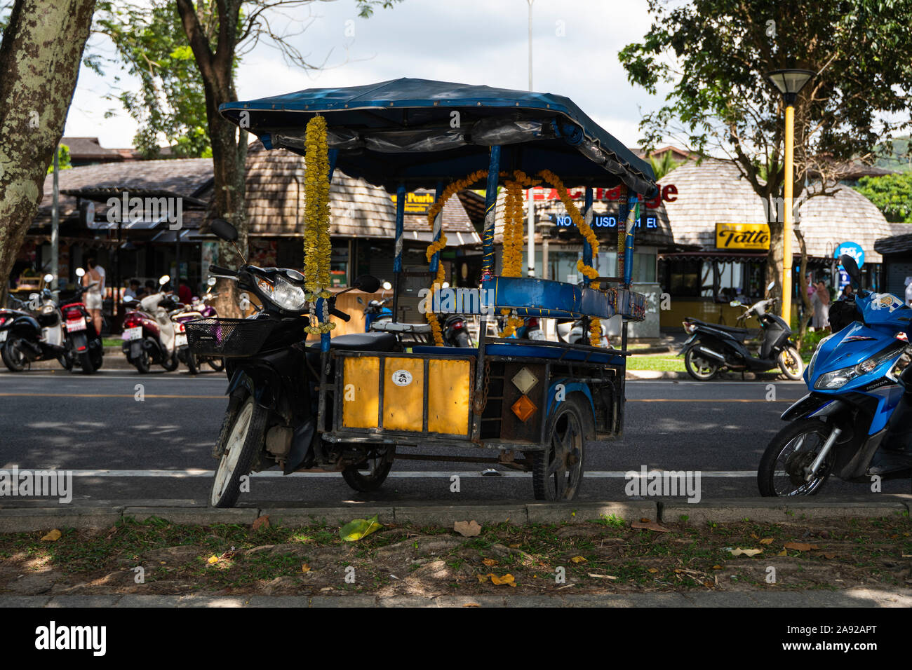 KRABI, THAILAND - 10. Juli 2019. Tuktuk steht auf einer Straße auf einer Straße in Krabi. Motorrad Taxis sind Tuk Tuk in Thailand genannt. Stockfoto