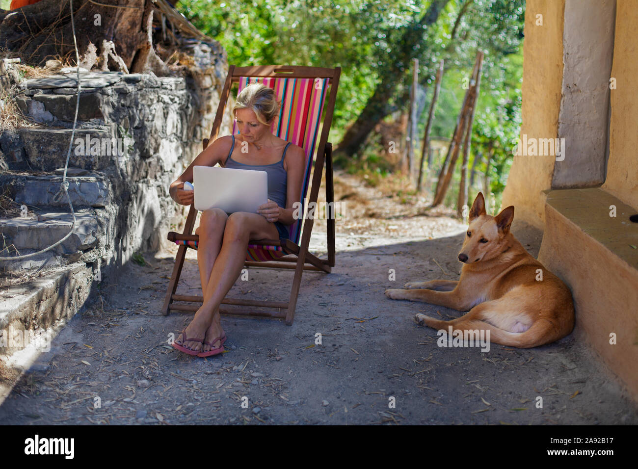 Frau in einem Liegestuhl Stockfoto