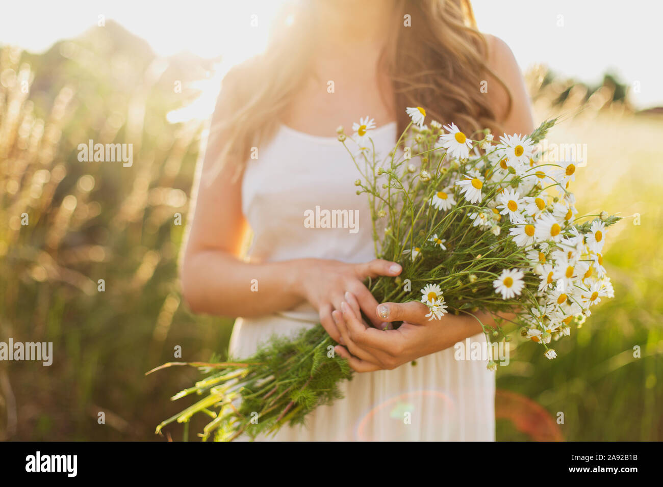 Frau halten weiße Blumen Stockfoto