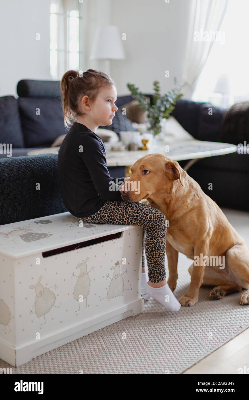 Mädchen mit Hund Stockfoto
