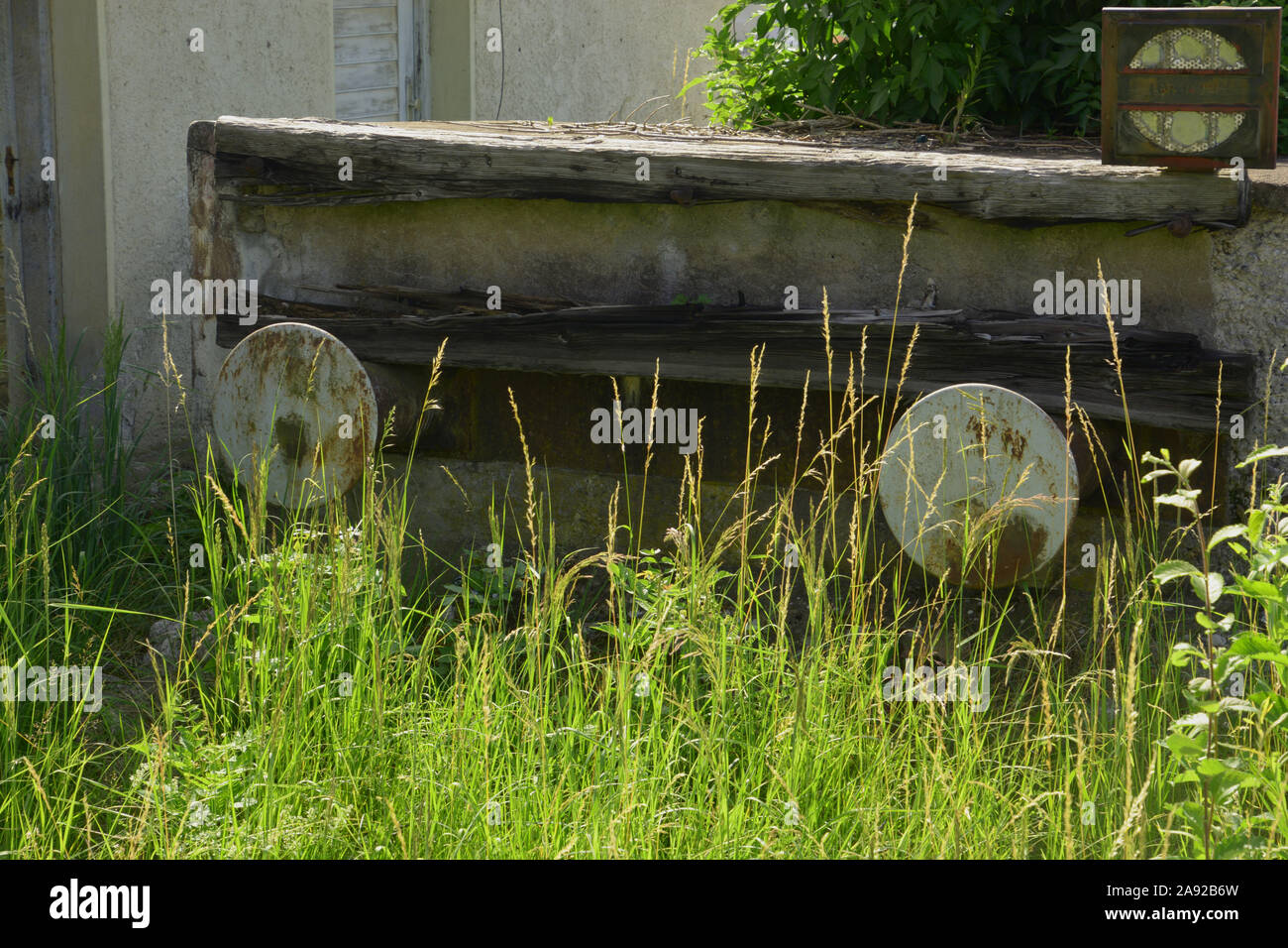 Eisenbahn Sackgasse verlassen, verloren Platz Bahnhof mit rostigen Railway dead end als Zeichen der Einsamkeit und Vergänglichkeit Stockfoto