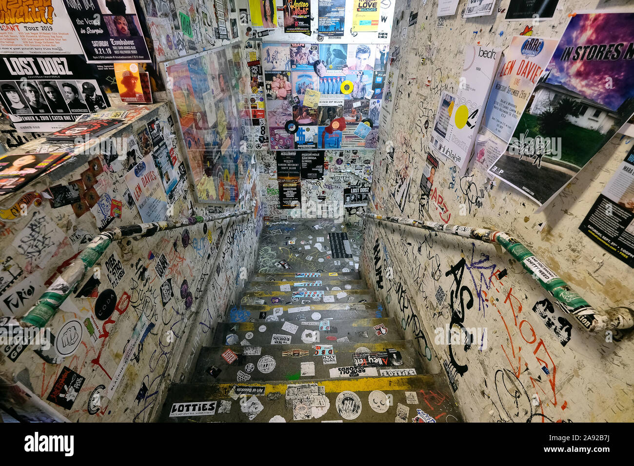 Treppen in die Garage im Record store Amöbe Musik auf dem Sunset Boulevard, Hollywood, Los Angeles, Kalifornien, USA Stockfoto
