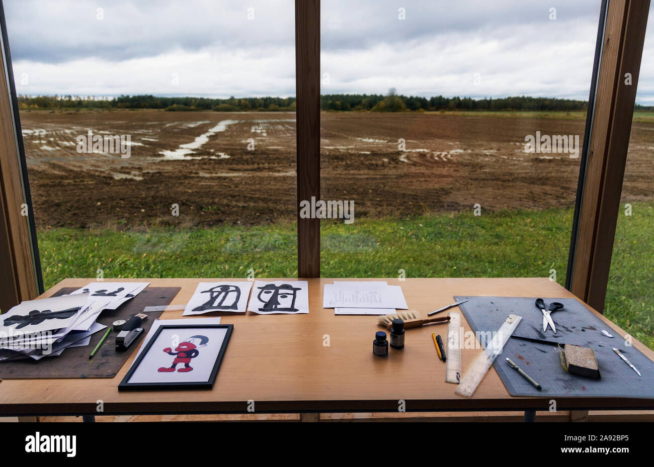 Arbeitstisch vor Fenster im Studio Stockfoto