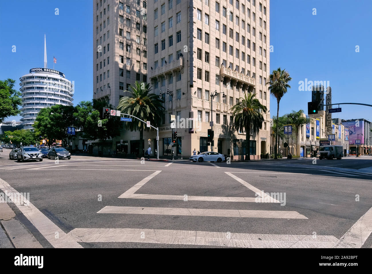 Kreuzung Hollywood & Vine mit Capitol Tower, Sitz von Capitol Records in Hollywood, Los Angeles, Kalifornien, USA Stockfoto