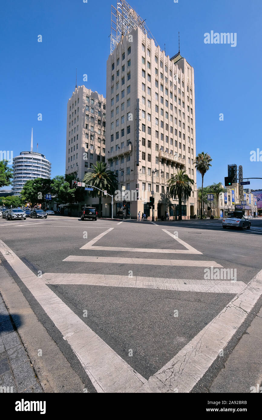 Kreuzung Hollywood & Vine mit Capitol Tower, Sitz von Capitol Records in Hollywood, Los Angeles, Kalifornien, USA Stockfoto