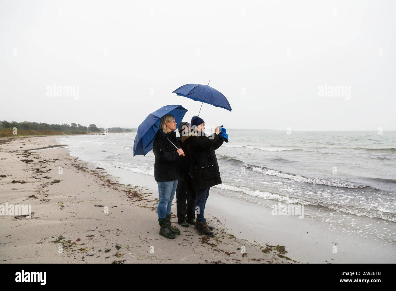 Frauen, die Foto am Strand Stockfoto
