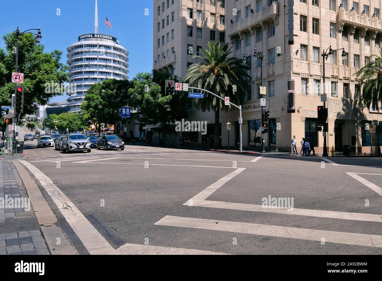 Kreuzung Hollywood & Vine mit Capitol Tower, Sitz von Capitol Records in Hollywood, Los Angeles, Kalifornien, USA Stockfoto