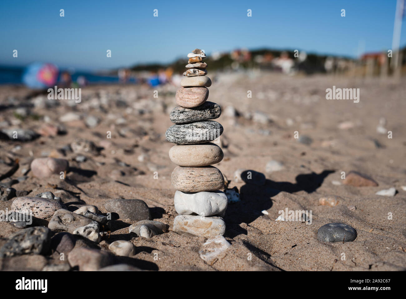 Stapel von Steinen am Strand Stockfoto