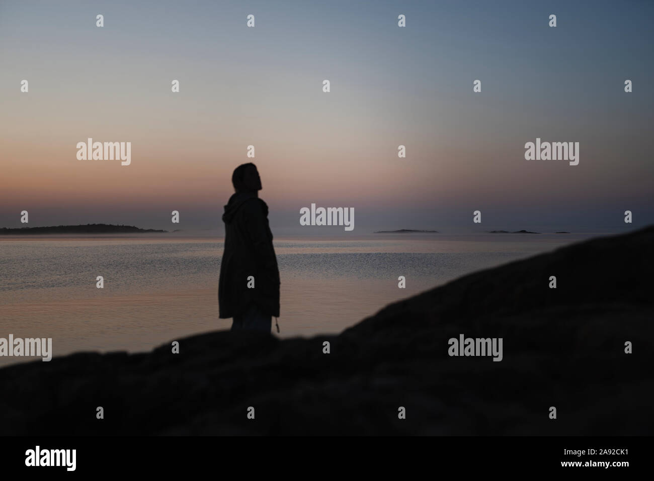 Silhouette der Person auf dem Meer Stockfoto