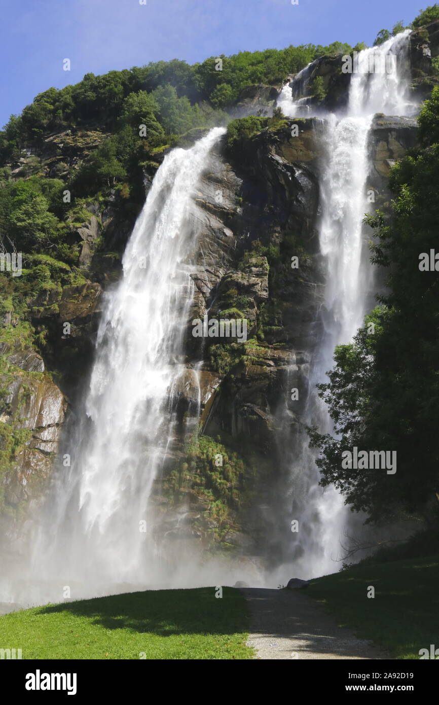 Acquafraggia Wasserfälle, ein Naturdenkmal der Lombardei seit 1984. Stockfoto